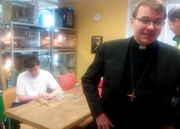 Návštěva biskupa Tomáše Holuba na Farní charitě Karlovy Vary